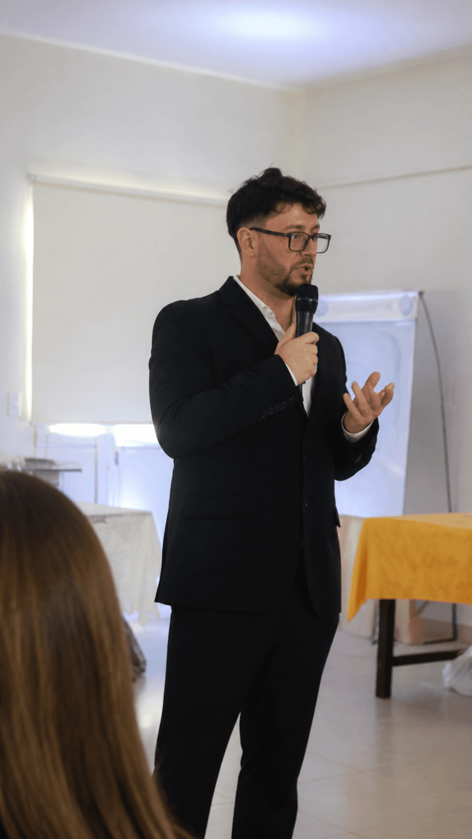 José Enrique Ruiz compartiendo ideas durante una conferencia